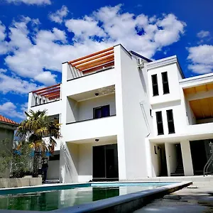 Star With Pool Apartment